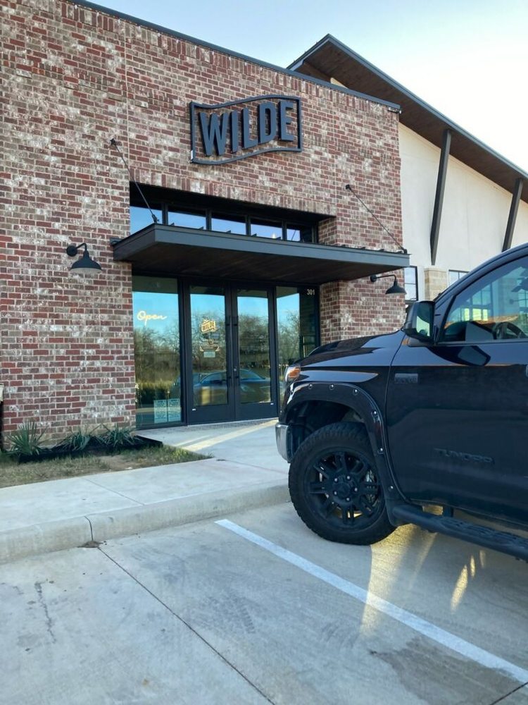 Exterior of Wilde Cigars in Burleson during the day